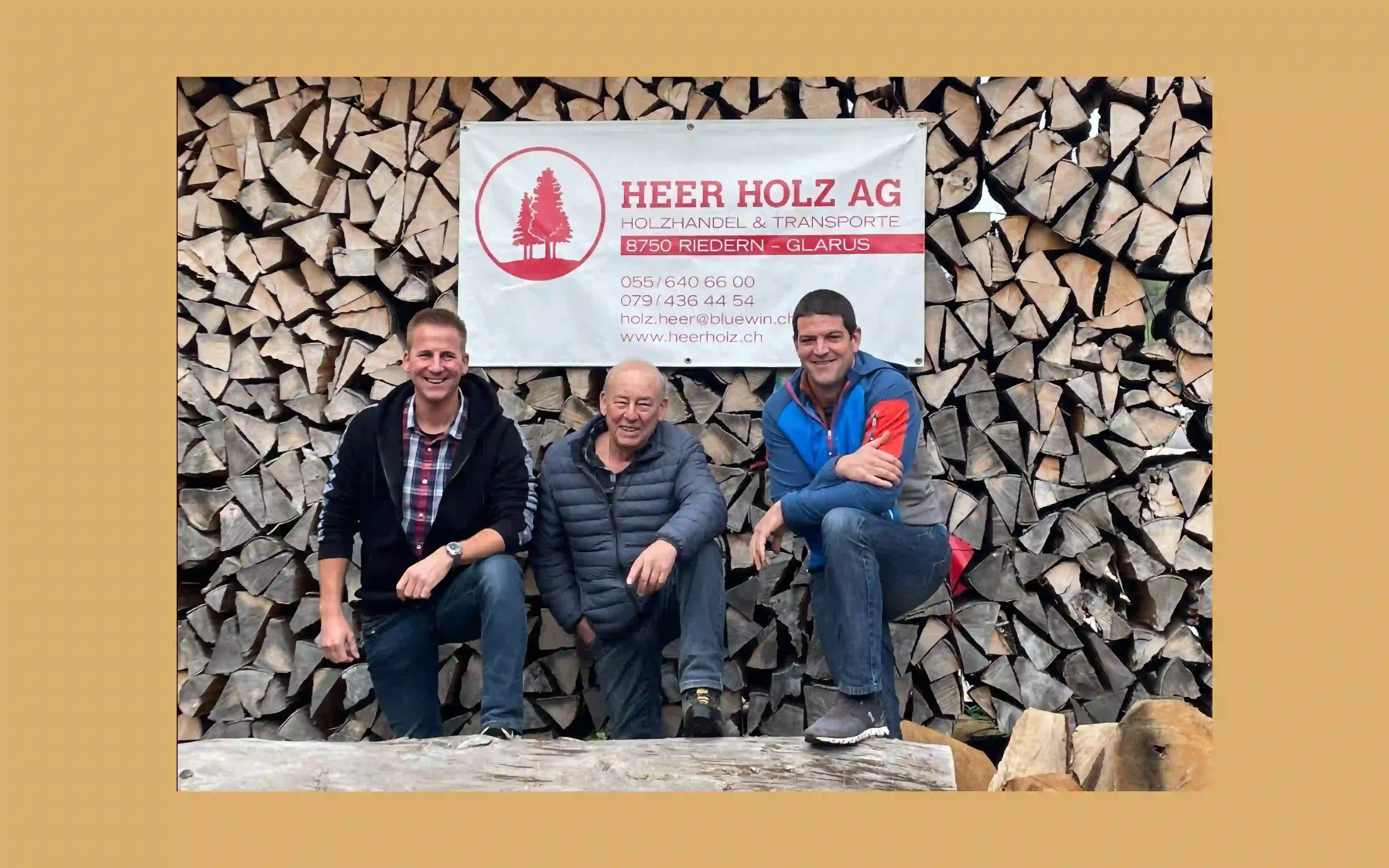 Bild vom Team der Heer Holz AG, vor gestapeltem Holz.