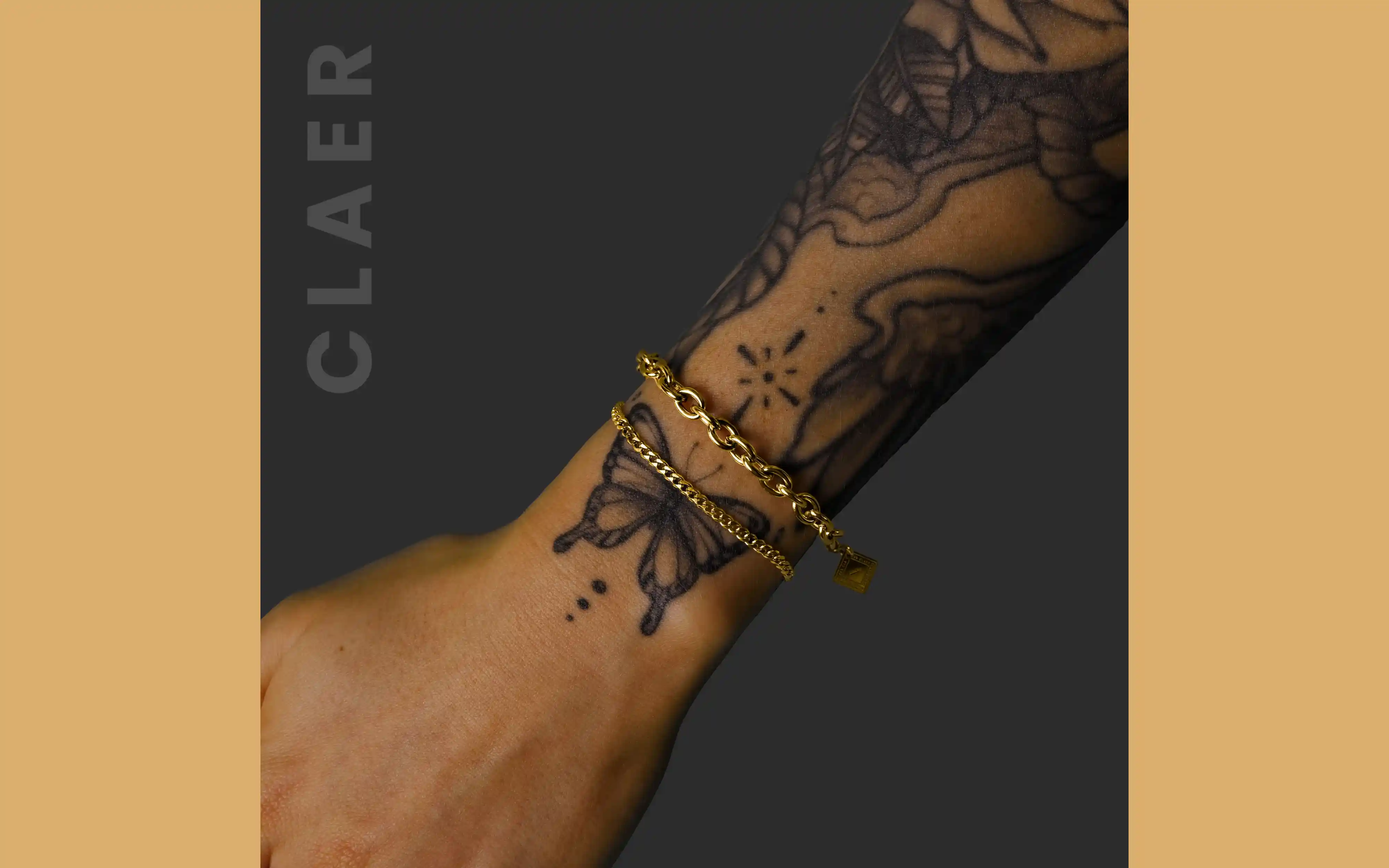 Foto von klassischen Goldarmbändern von CLAER.ch, von einer Frauenhand getragen.