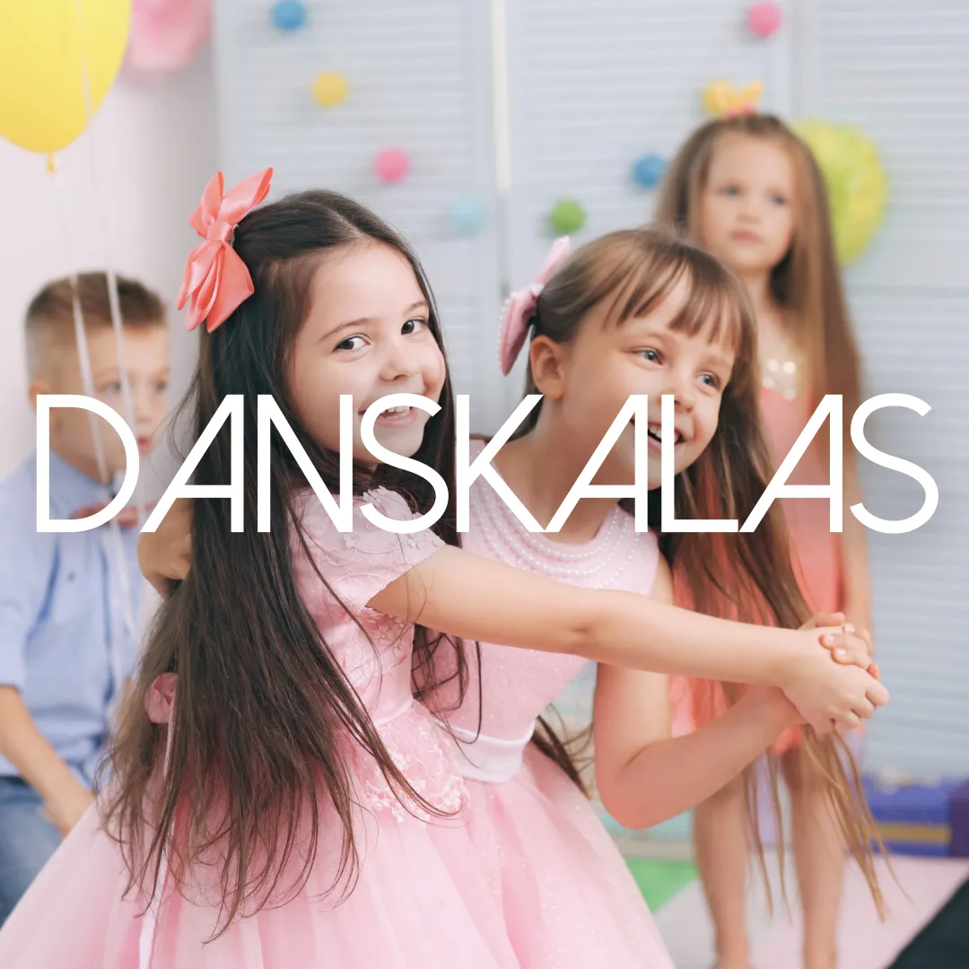 Två glada flickor i rosa klänningar som dansar tillsammans på ett danskalas hos Jossamikas med ballonger och färgglada dekorationer.