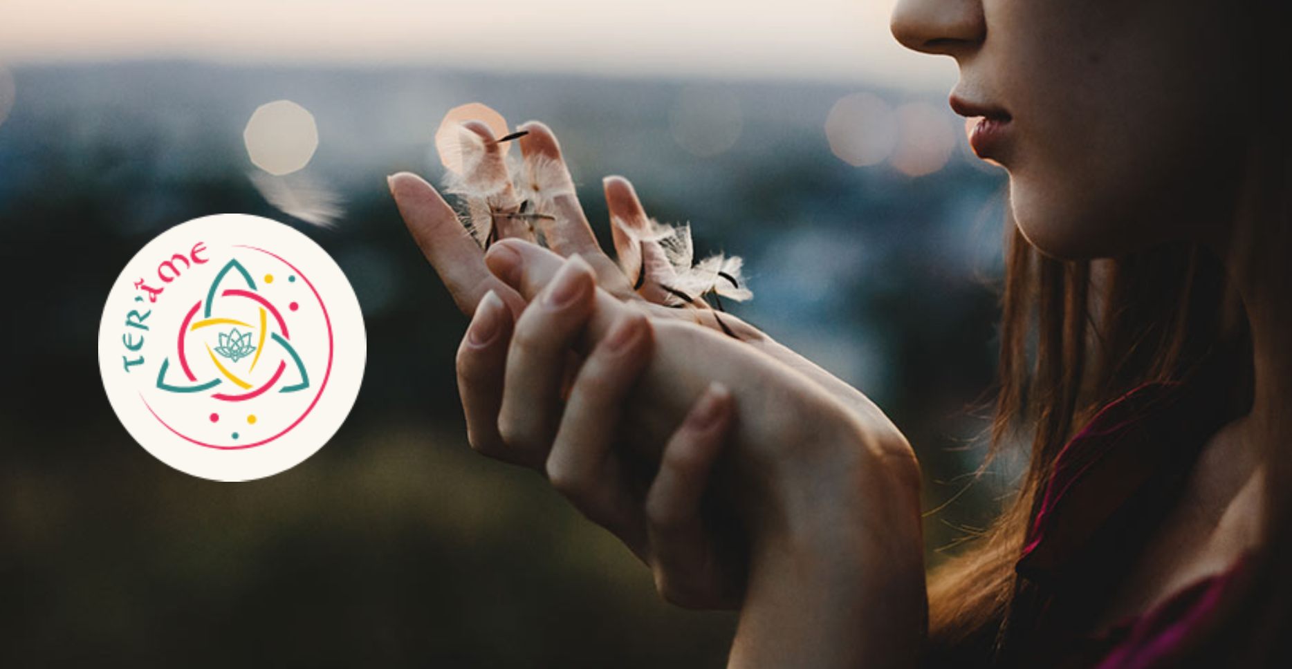 Femme tenant des graines de pissenlit dans ses mains au coucher du soleil avec logo Ter’âme, ambiance douce et contemplative.