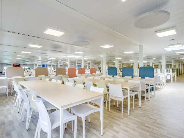 Location d'une salle à manger avec éléments de décoration
