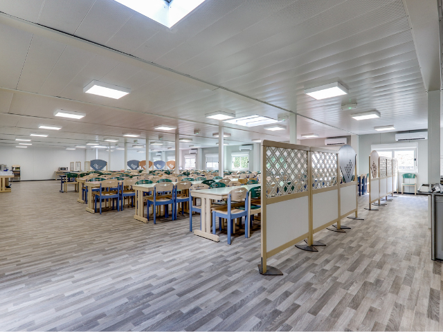 Salle de restaurant avec tables et chaises