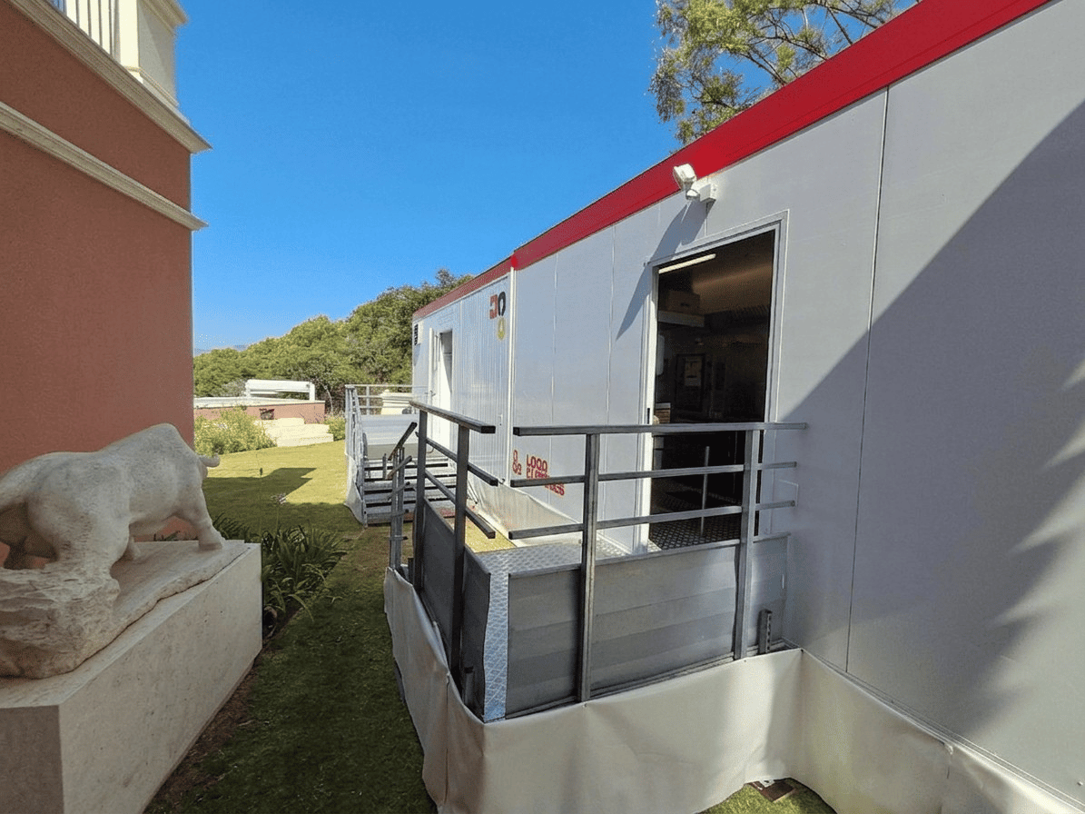 cuisine modulaire installée dans l'herbe