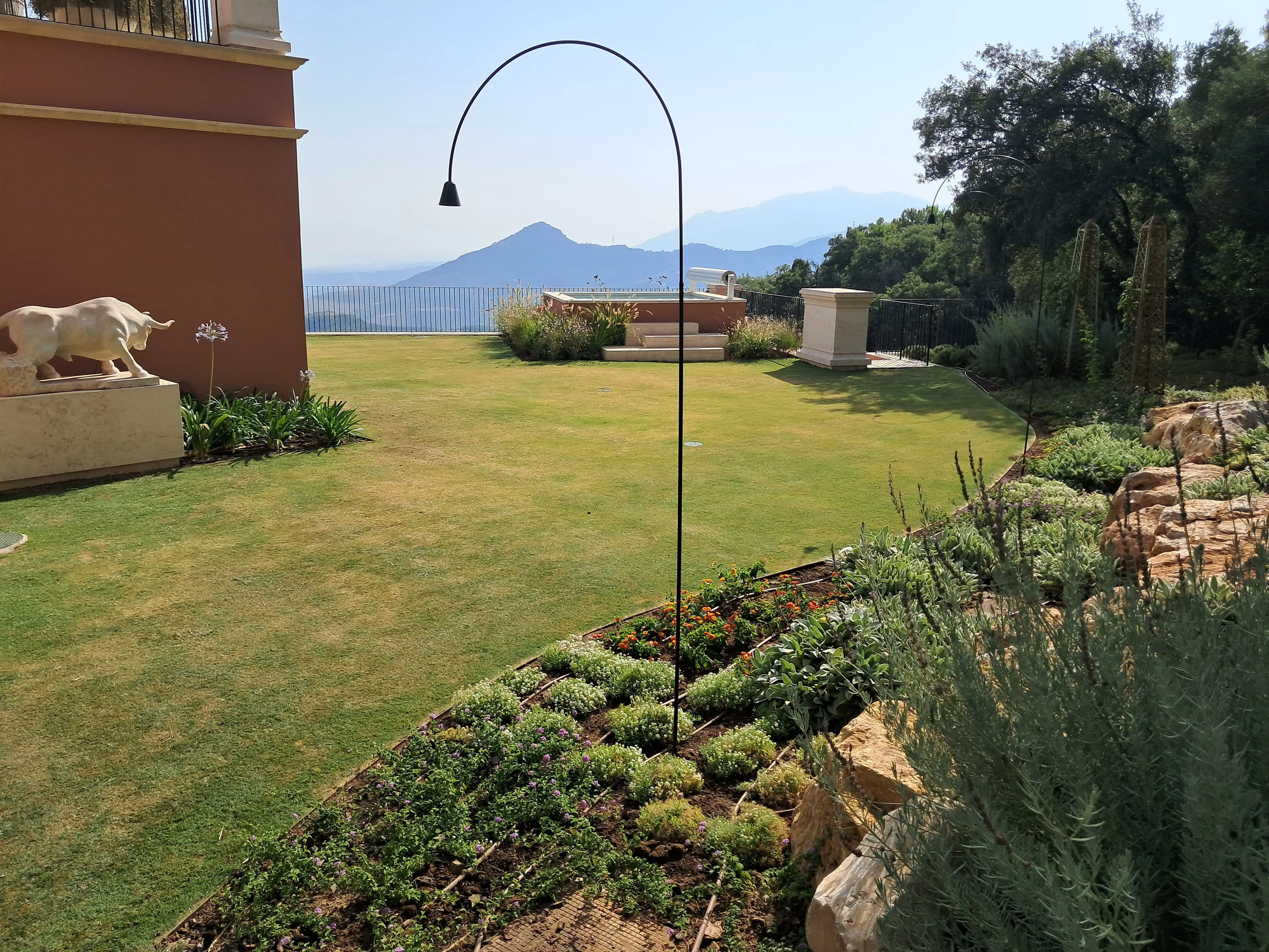 Zone d'installation des modules, pelouse