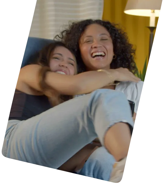 Amigas sonríen y celebran un crédito Vana aprobado desde su celular.