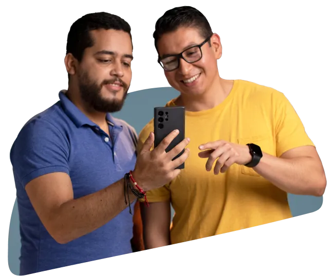 Descarga la app Vana. Amigos comparten mientras solicitan un crédito desde su celular.