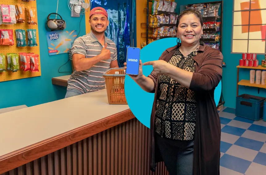 Personas felices porque sacaron un préstamo con vana