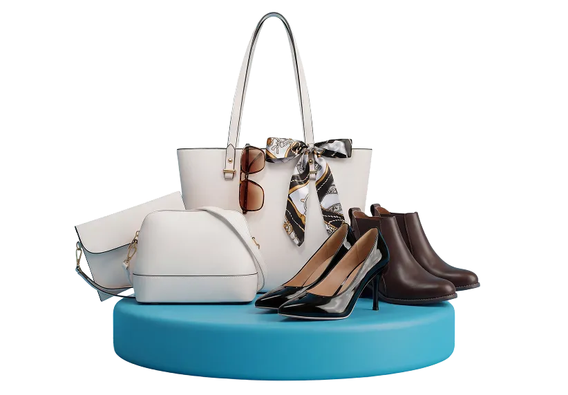 Colección de accesorios de moda femenina que incluye una cartera blanca con una bufanda estampada, gafas de sol, bolsos blancos, zapatos negros de tacón alto y botines marrón oscuro exhibidos sobre una plataforma circular azul.