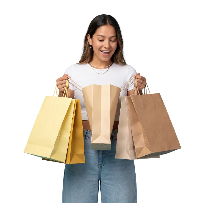 Mujer sonriente sosteniendo varias bolsas de compras de papel en ambas manos.