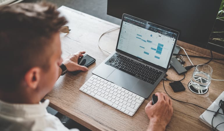 Personne travaillant sur un ordinateur