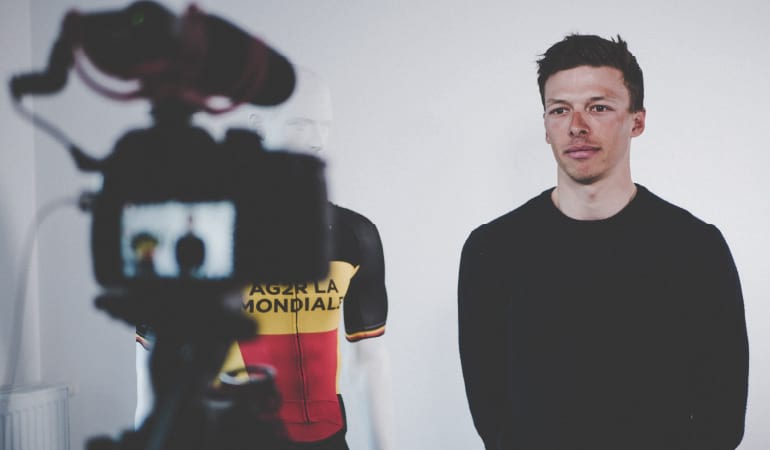 Personne devant un appareil photo