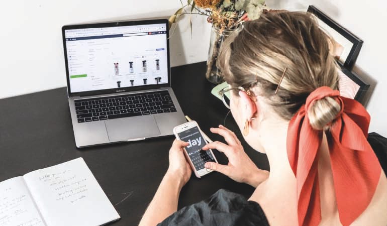 femme sur son téléphone