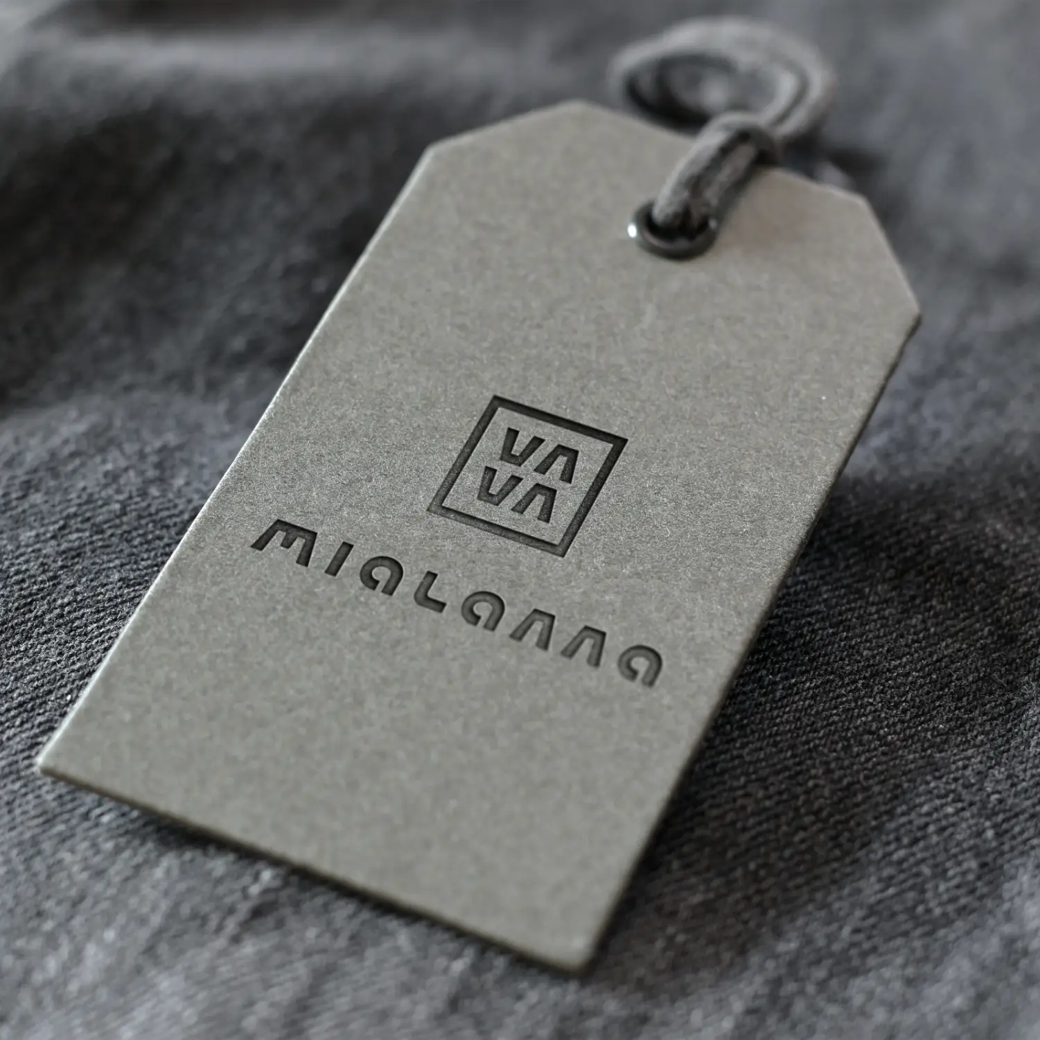 Design de packaging et étiquette de marque pour vêtements techniques en laine mérinos.