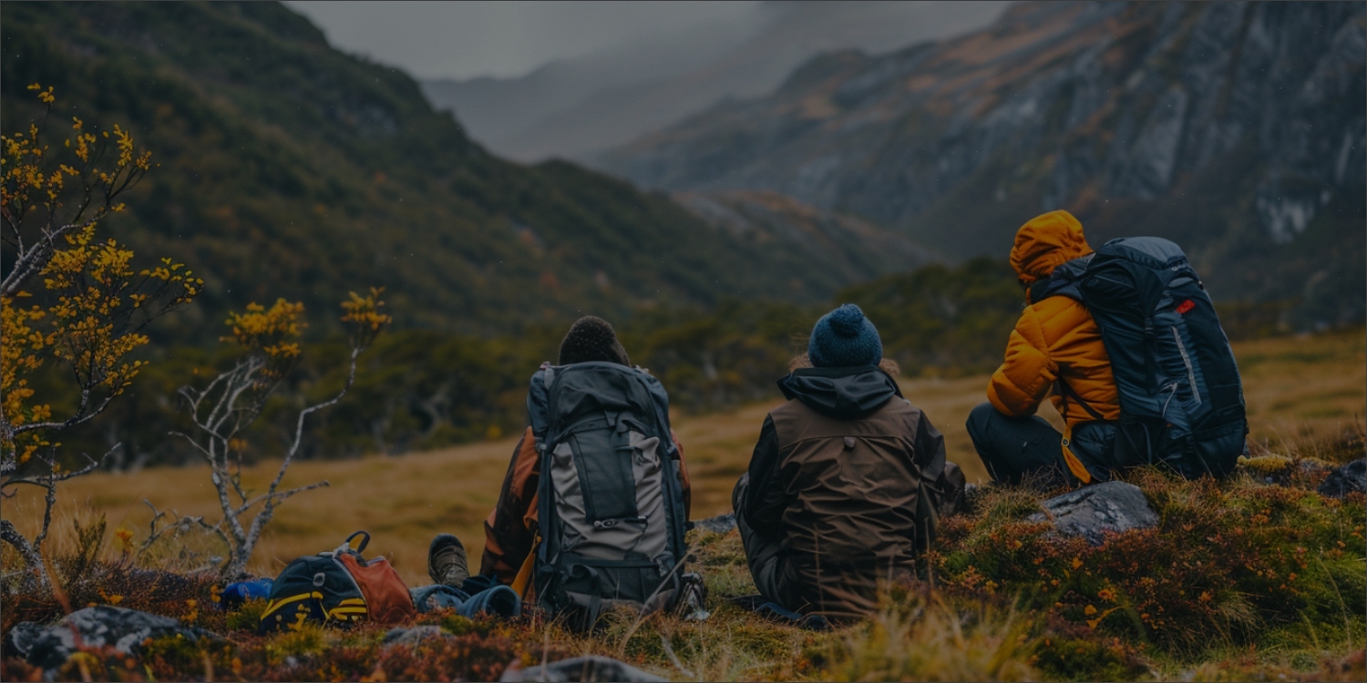 amis en randonnée avec matériel de trek Alpinna face à la montagne