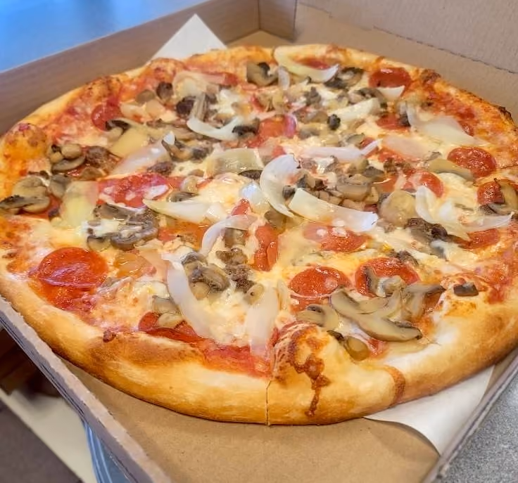 Mushroom and pepperoni pizza