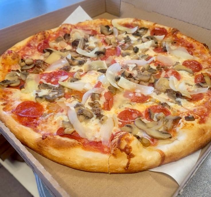 Mushroom and pepperoni pizza