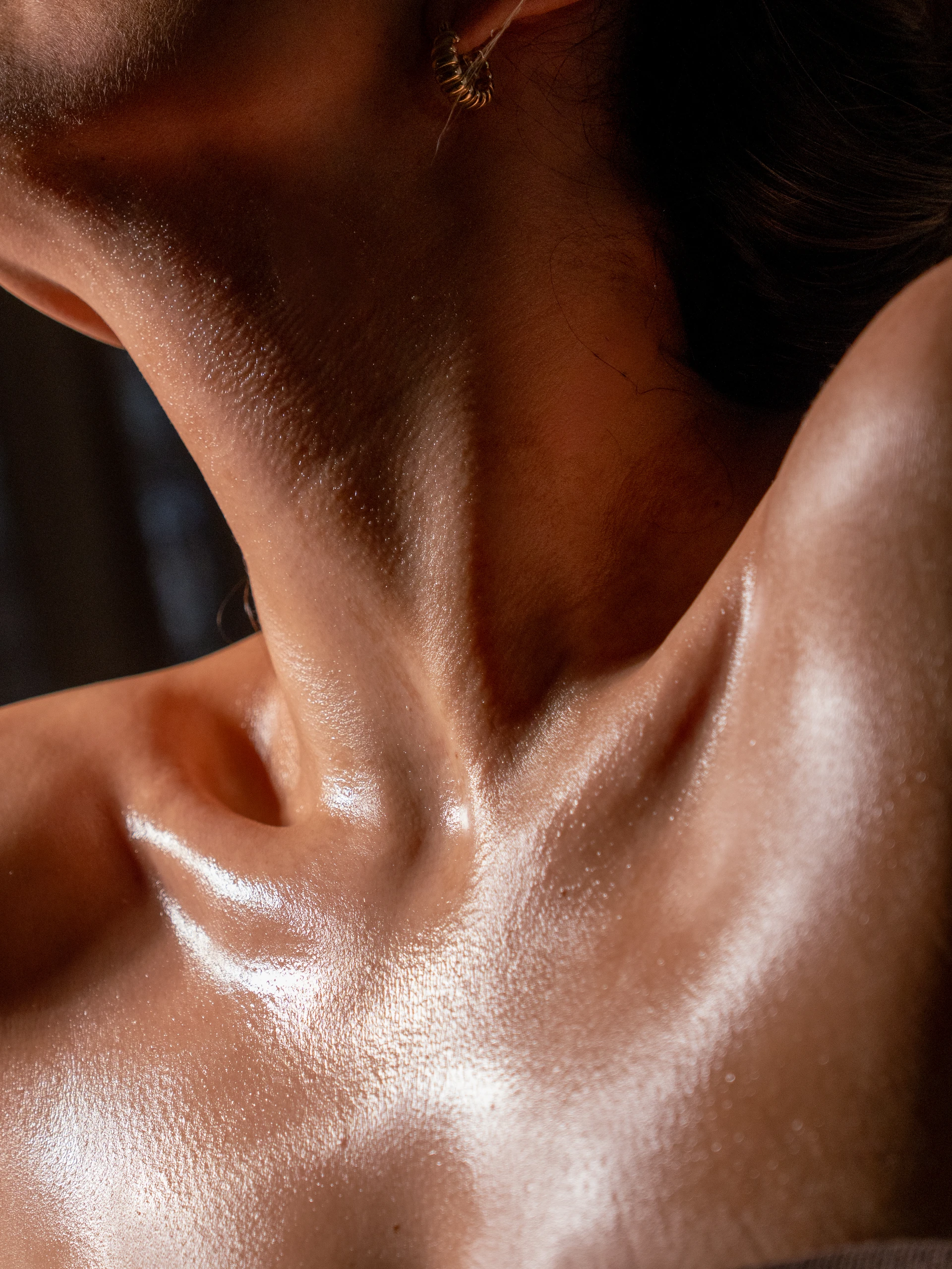 Zona de hombros y cuello durante una experiencia de masaje.