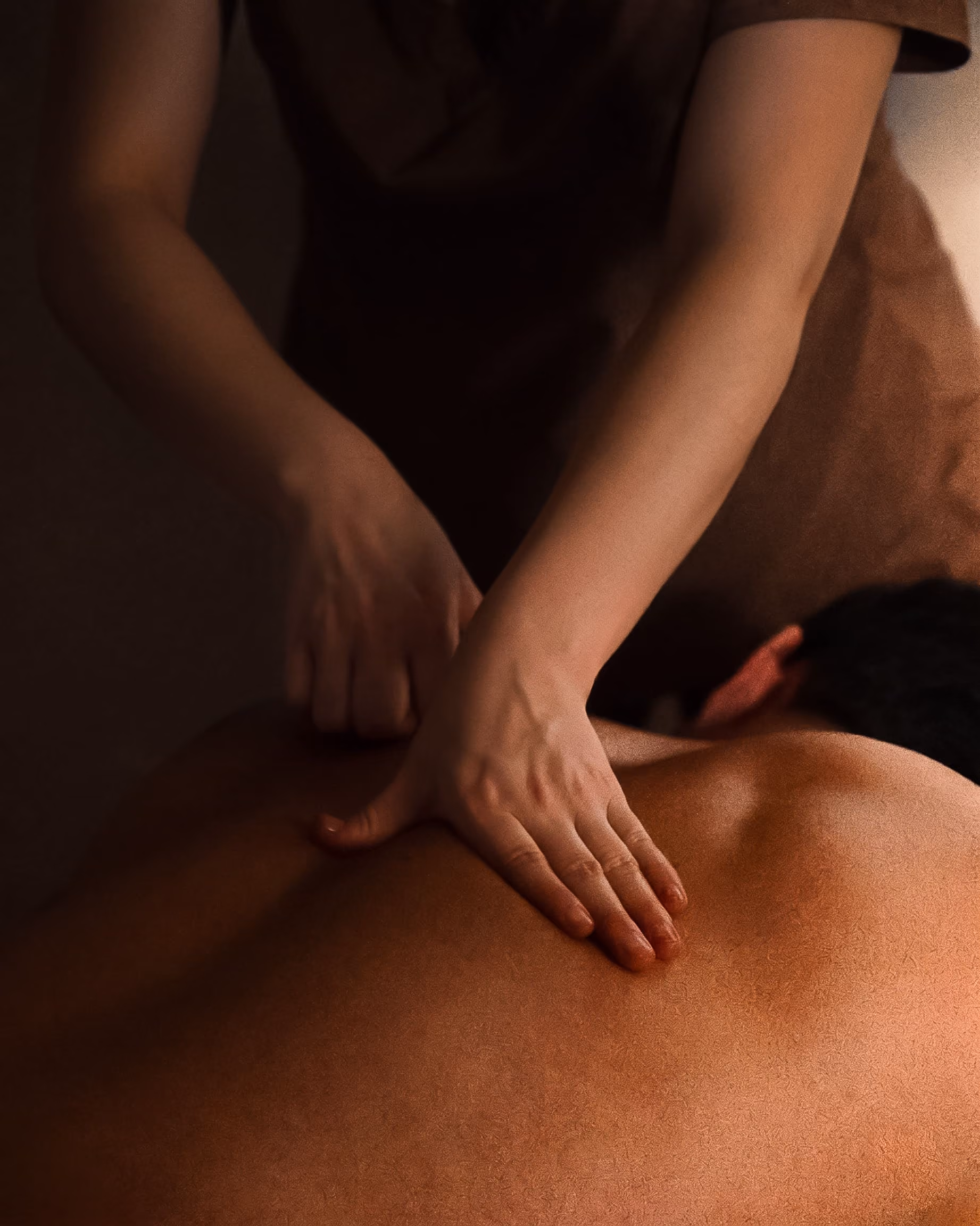 Manos trabajando el abdomen durante una sesión reductiva en Savia.