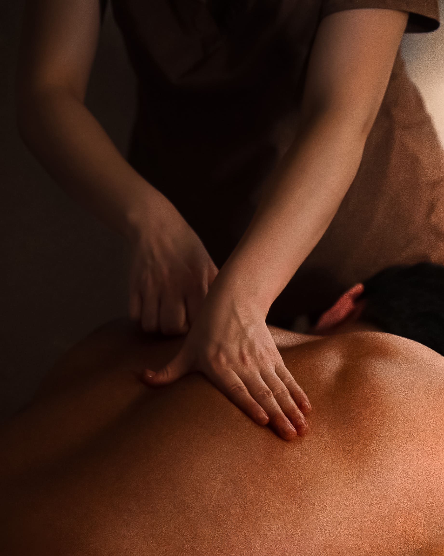 Manos trabajando el abdomen durante una sesión reductiva en Savia.