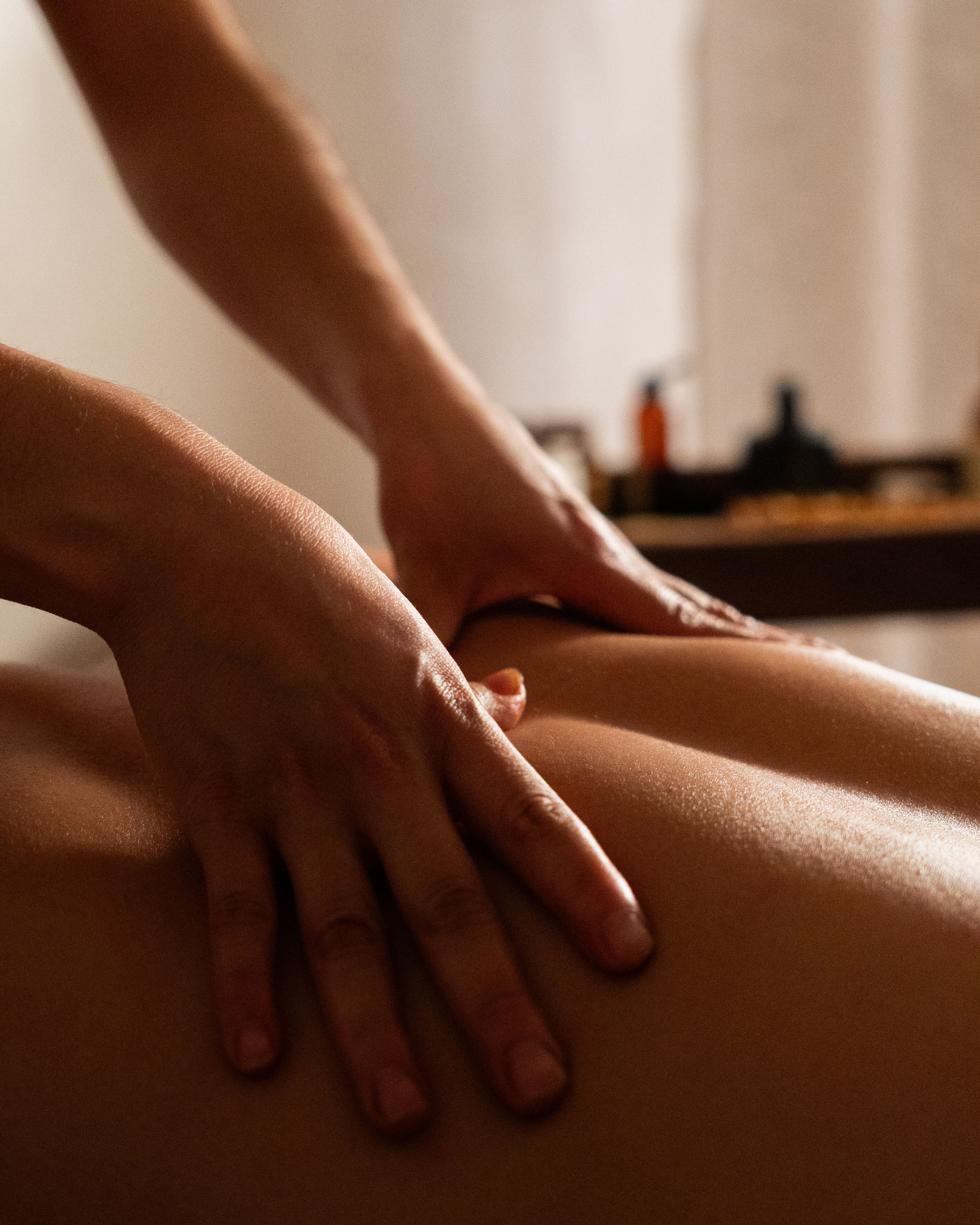 Trabajo manual sobre piernas y tejido corporal durante una sesión en Savia.