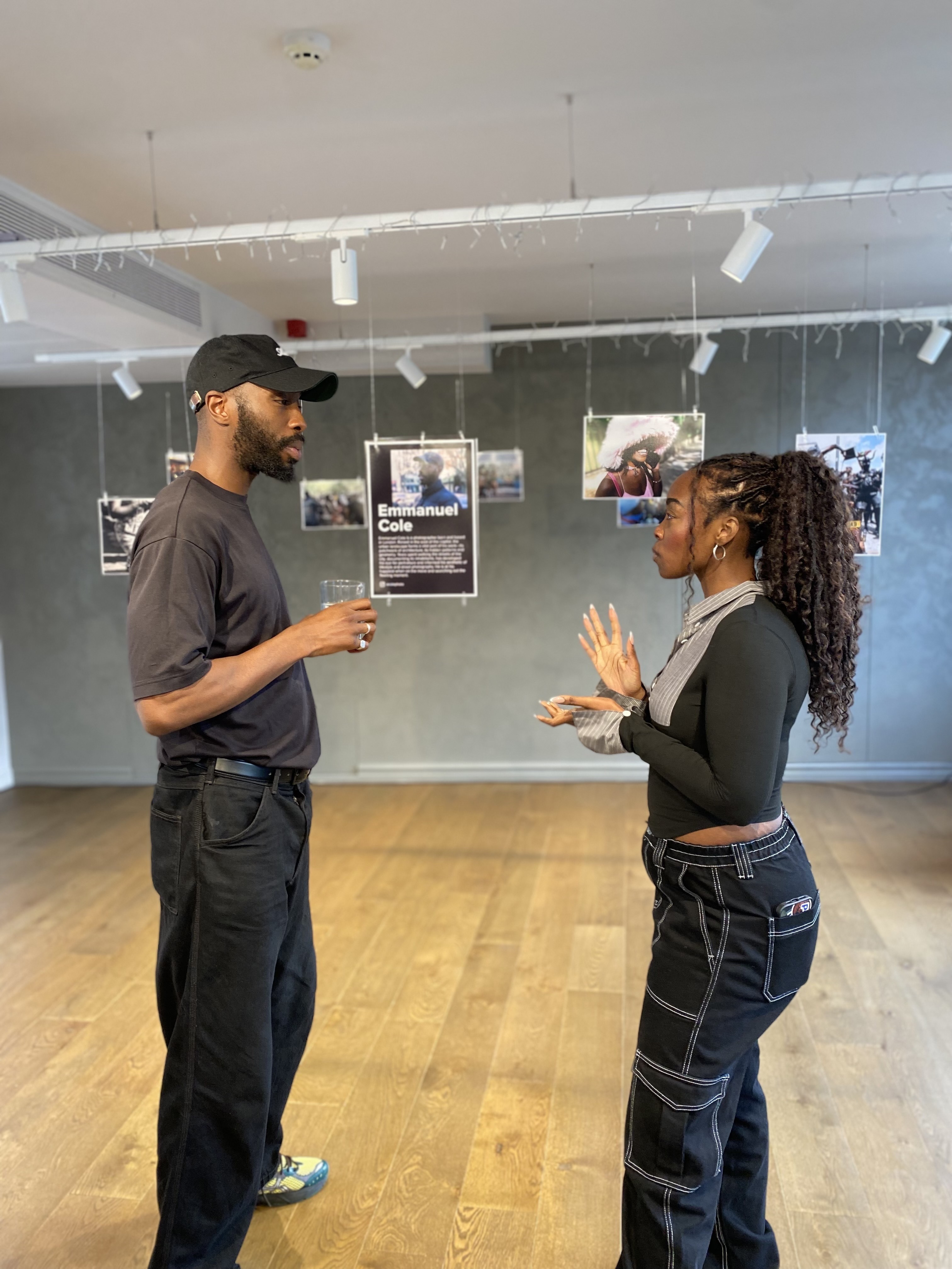 2 people having a conversation.