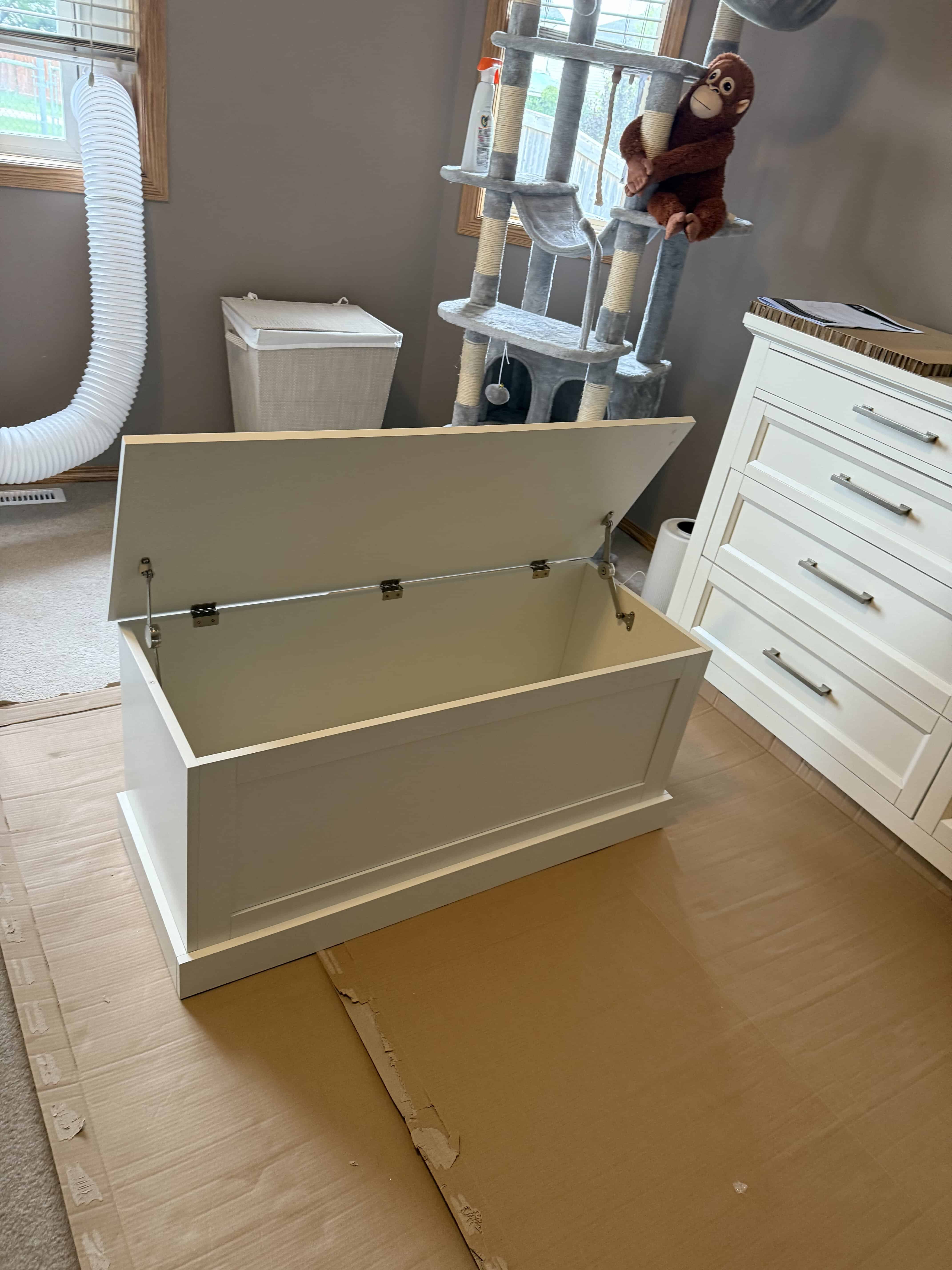 White storage chest assembly