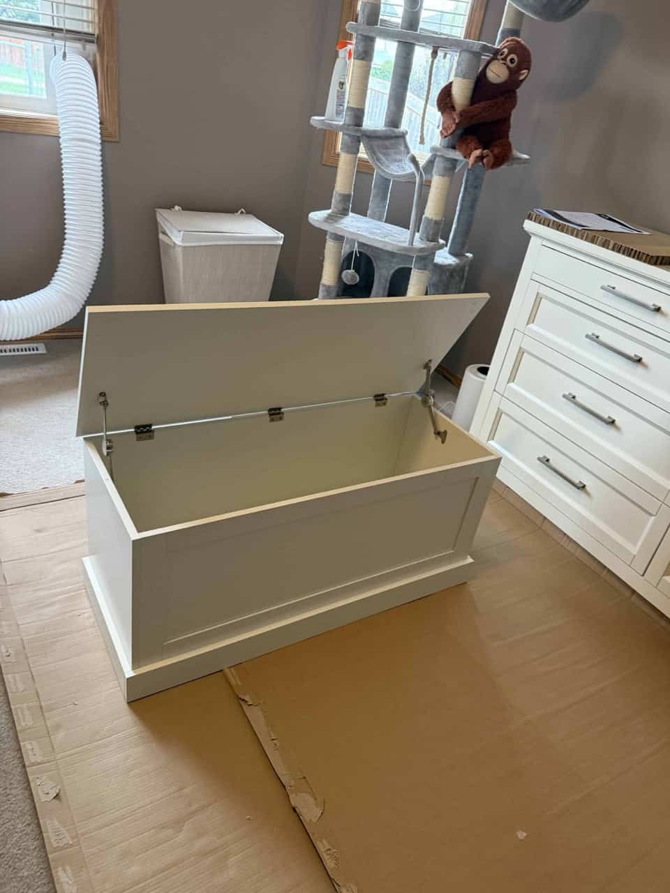 White storage chest assembly