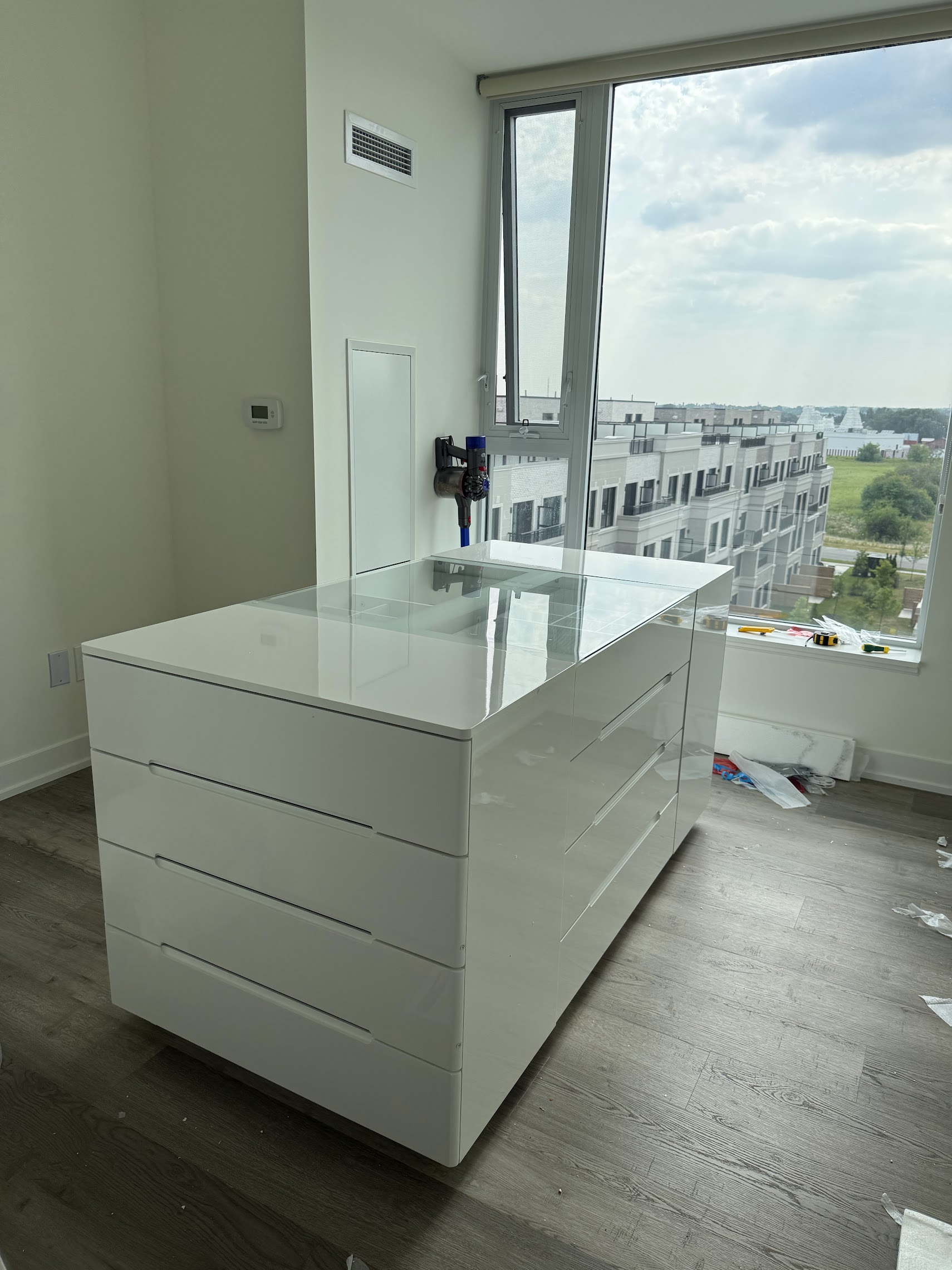 White Gloss Dresser With Glass Top Assembly