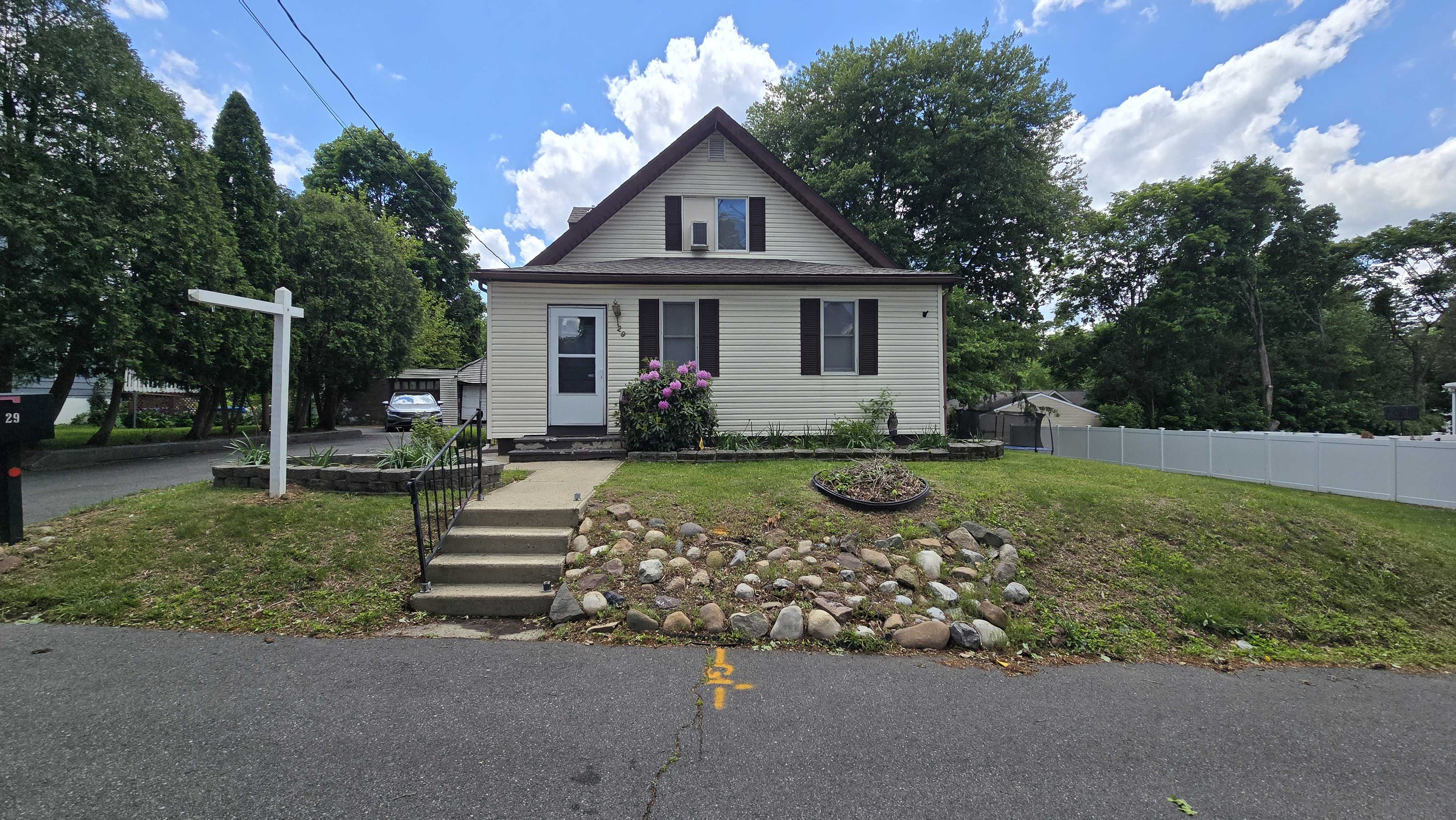 Cape Cod Living in Ewing