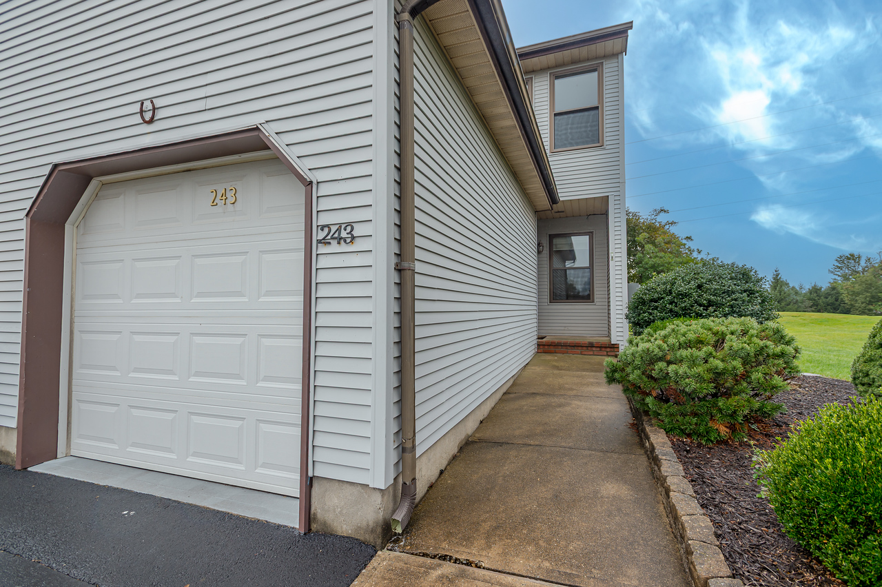 Peaceful End-Unit Living in Flemington