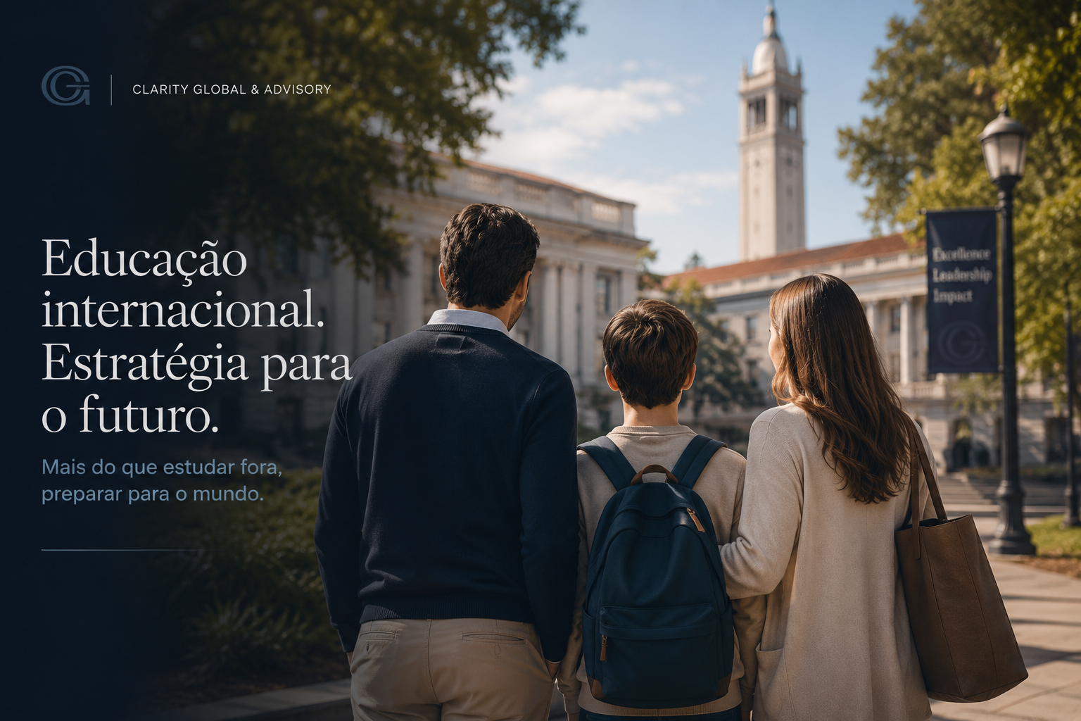 Imagem principal do artigo sobre educação internacional como estratégia familiar, mostrando uma família caminhando em um campus universitário nos Estados Unidos, com identidade visual discreta da Clarity Global & Advisory e mensagem sobre preparação acadêmica, futuro dos filhos e planejamento global.