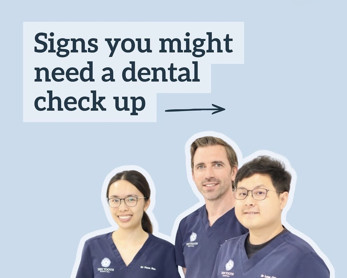 Patient discussing symptoms with a dentist at Tidy Tooth Dental