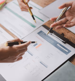 Beratungsgespräch mit Versicherungsexperten am Tisch