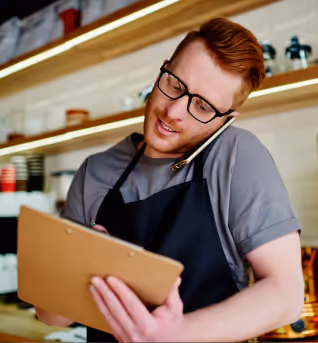 Beratungsgespräch mit Versicherungsexperten am Tisch