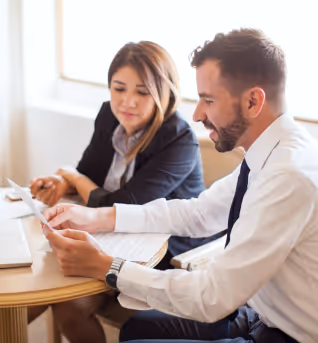 Beratungsgespräch zwischen Hotelier und Versicherungsexperte