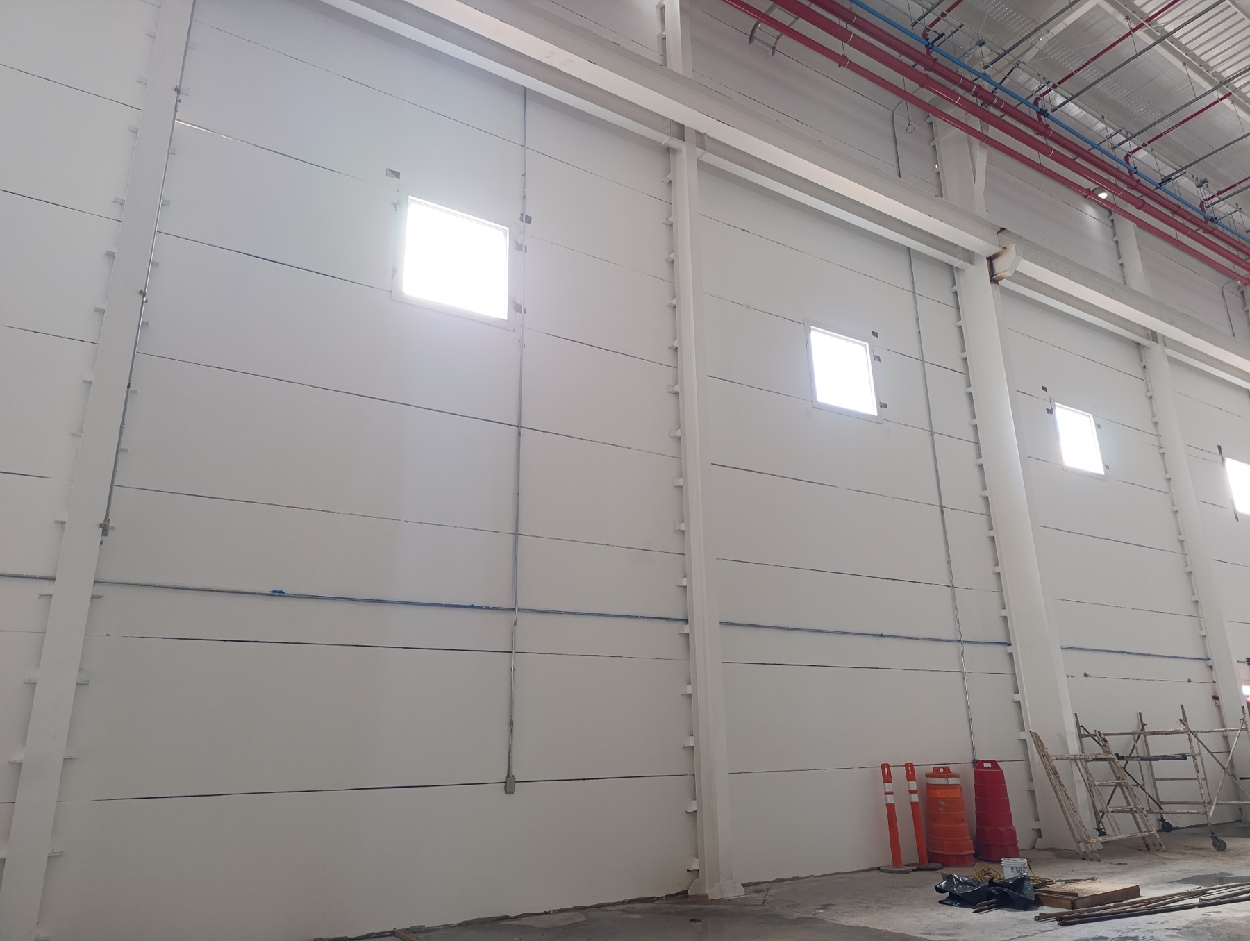 Interior terminado de la nave con muros alveolares