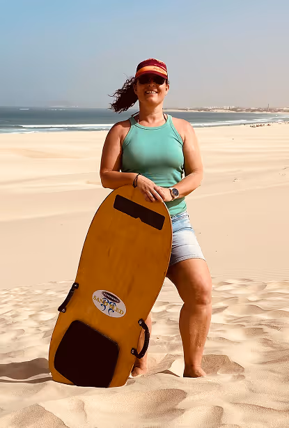 Nadine Wienecke am Strand mit Schwimm-Board