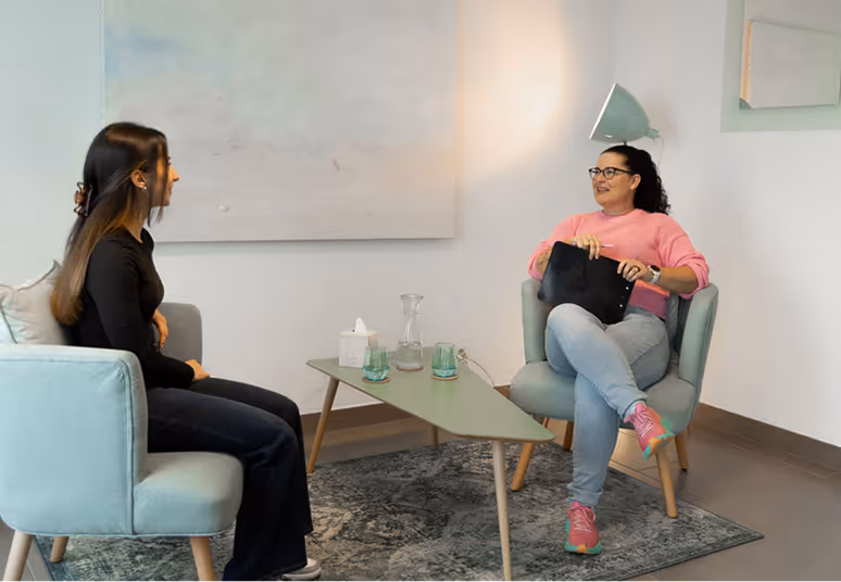 Holistic Health Session bei Gesund-Zeit in Richterswil, Coach mit Kundin sitzen sich gegenüber