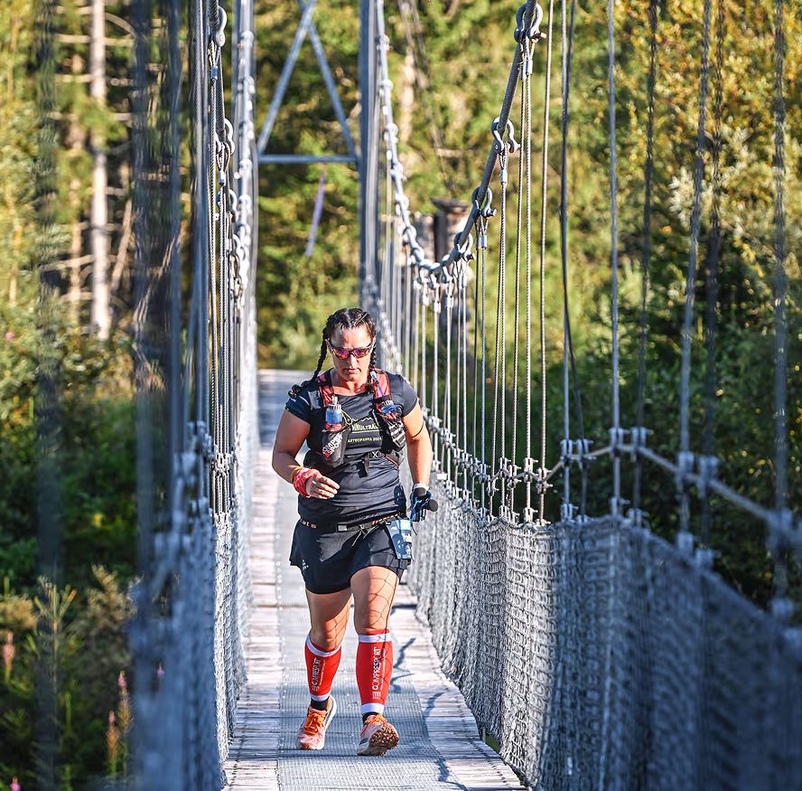 Nadine Wienecke wandert über eine hängende Holzbrücke