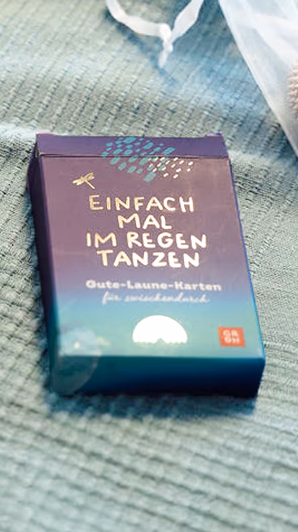 Karten mit Lebensweisheiten auf grünem Tisch