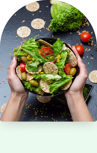 Halten halten einen gesunden Salat über einem Anthraxit-Hintergrund