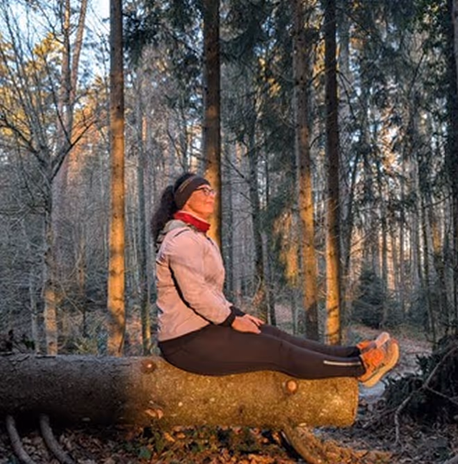 Nadine Wienecke meditiert im Wald