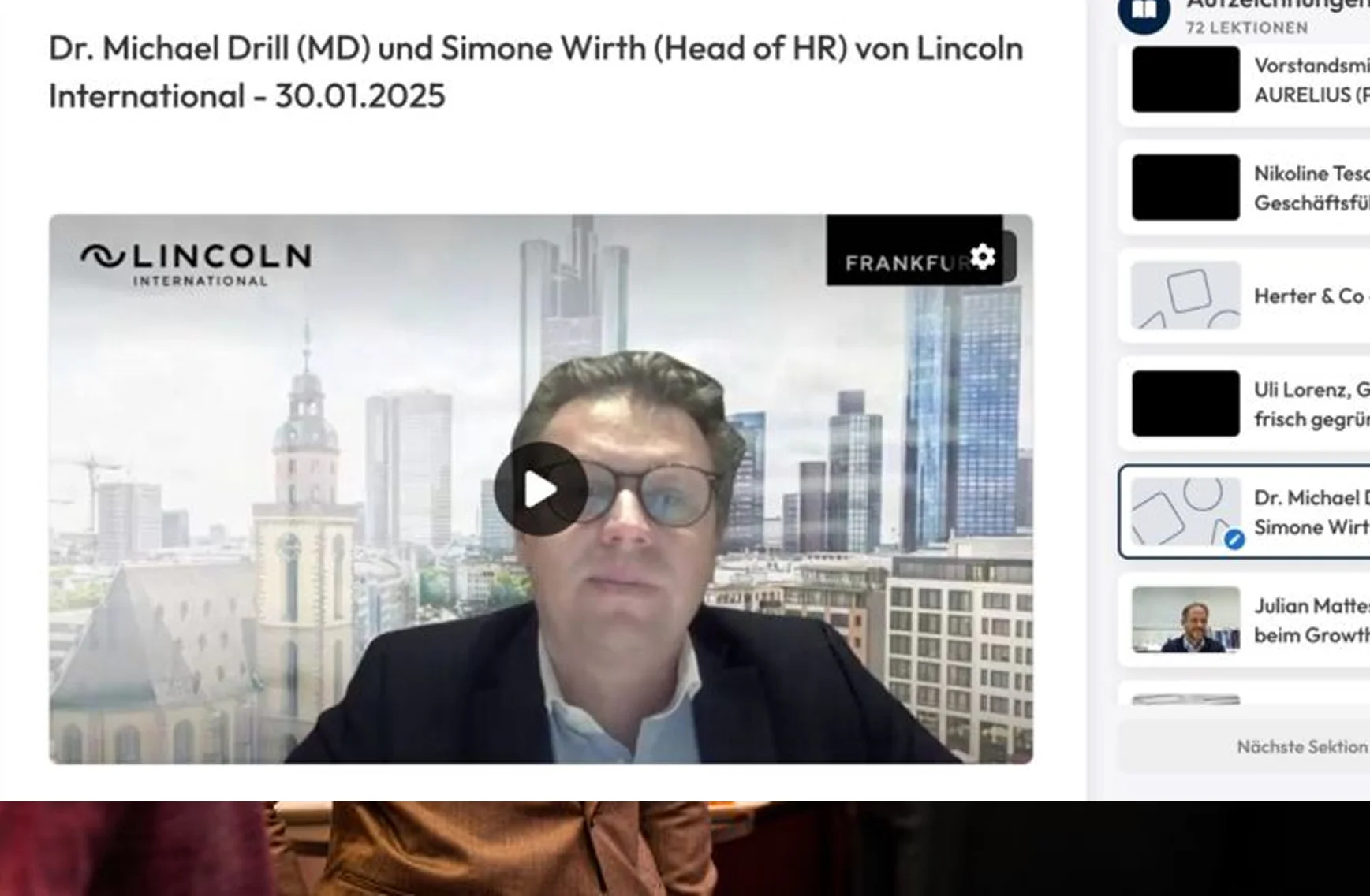 Mann mit Brille und Anzug vor digitalem Fenster mit Frankfurt-Skyline und Lincoln International Logo.