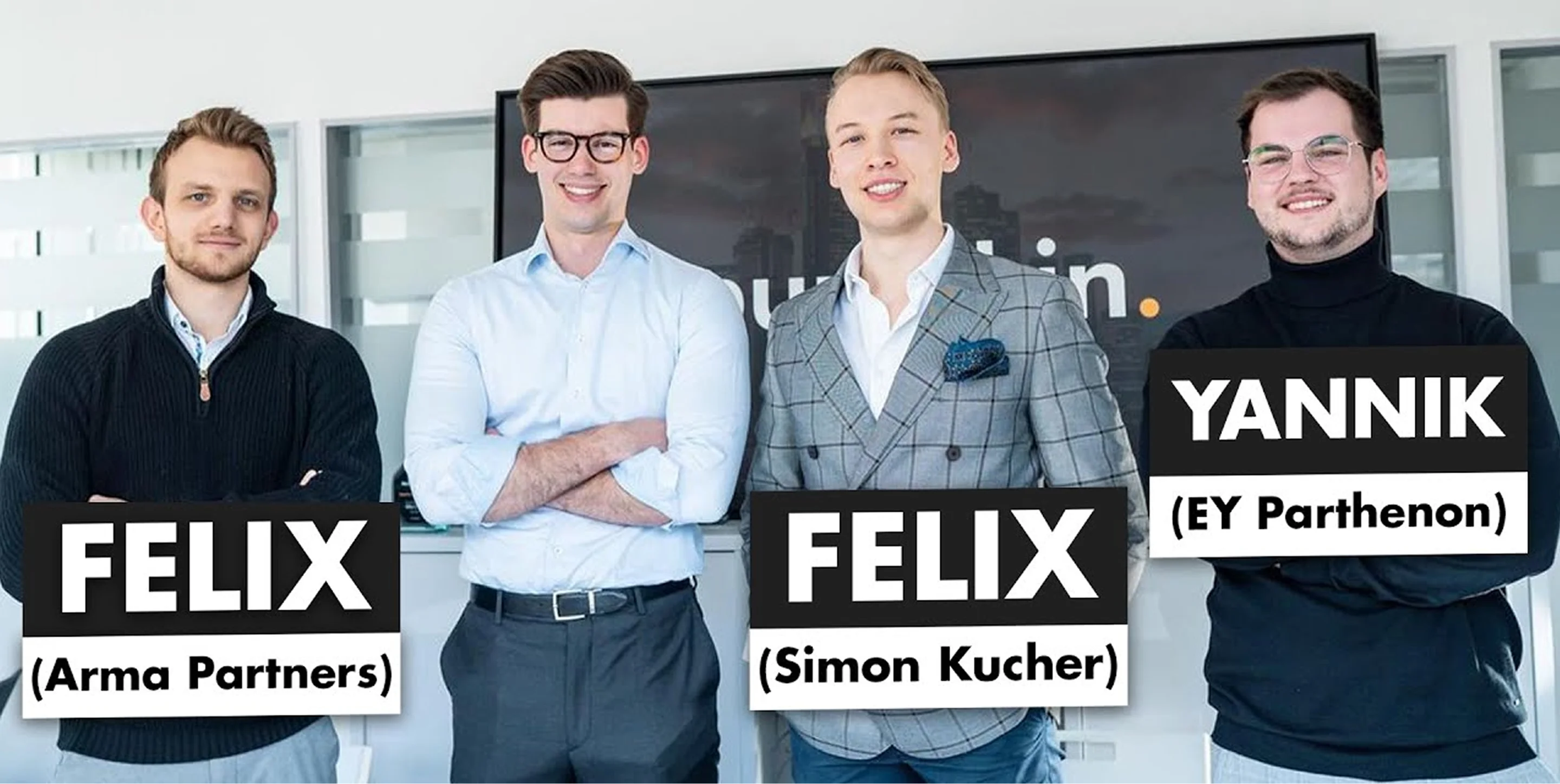 Vier junge Männer bilden ein Team, zwei heißen Felix, einer Yannik, alle lächeln in die Kamera.