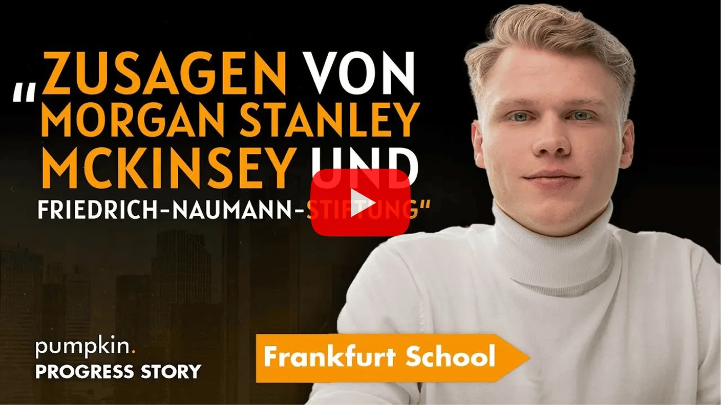Junger Mann in weißem Rollkragenpullover vor Text zu Zusagen von Morgan Stanley, McKinsey und Friedrich-Naumann-Stiftung.