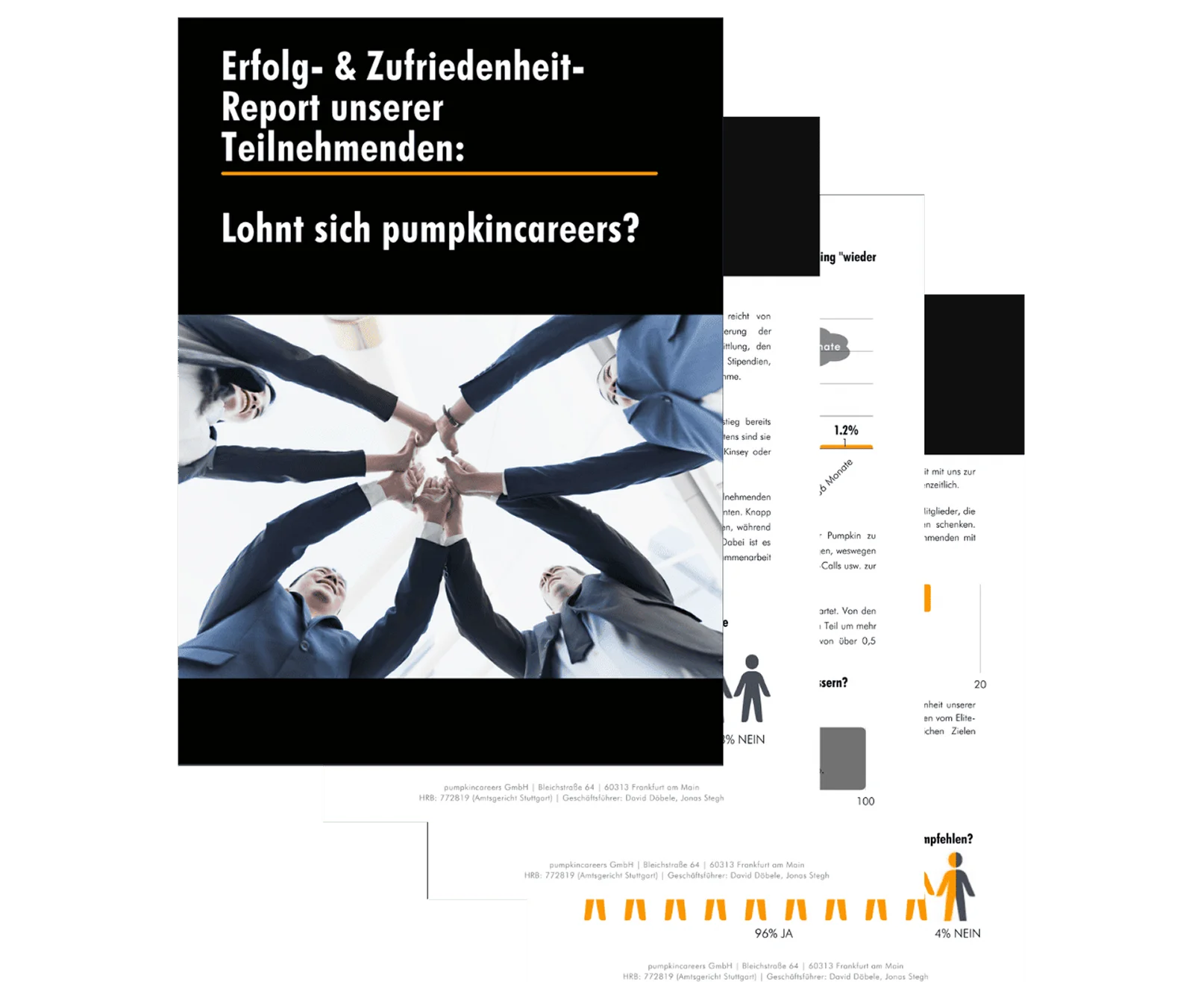 Erfolgs- und Zufriedenheitsreport mit Team, das Hände über Kopf im Kreis verbindet.