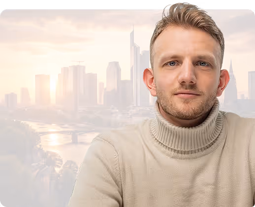 Junger Mann mit kurzen blonden Haaren in beigem Rollkragenpullover vor Stadt bei Sonnenaufgang.