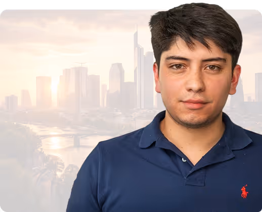 Junger Mann mit dunklen Haaren in blauem Poloshirt vor einer urbanen Skyline bei Sonnenuntergang.