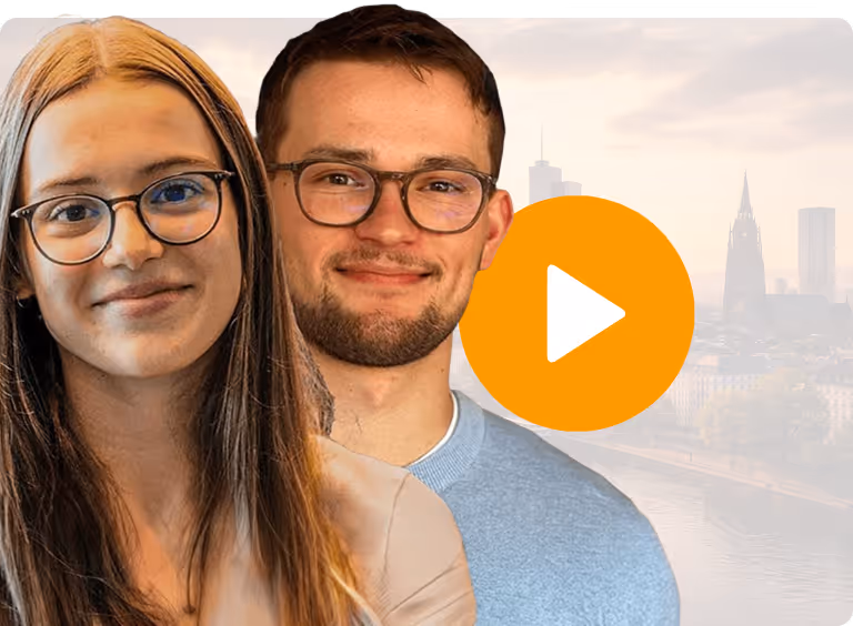 Porträt eines jungen Mannes und einer jungen Frau mit Brillen vor einer Stadtlandschaft und einem Play-Button.