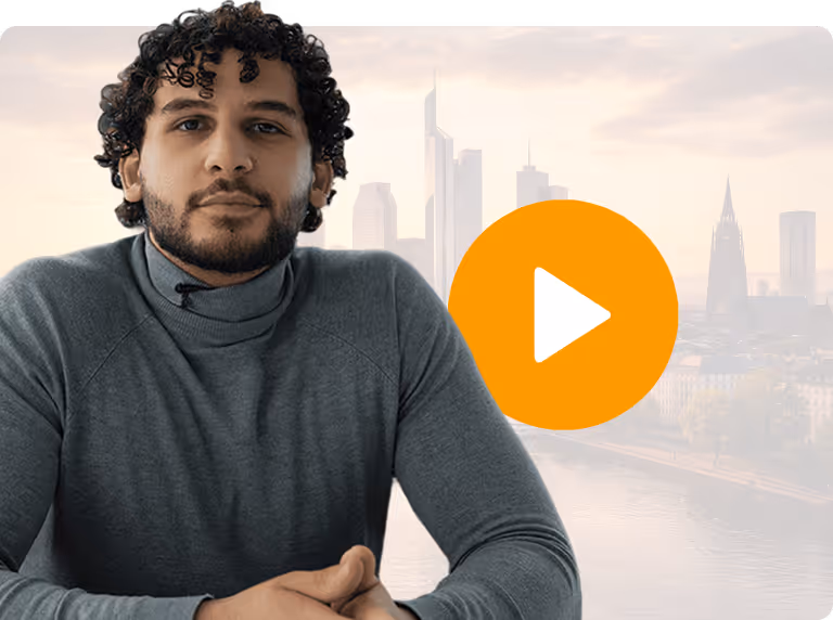 Ein Mann mit lockigem Haar trägt einen grauen Pullover vor einer Stadtsilhouette mit einem Wiedergabe-Button.
